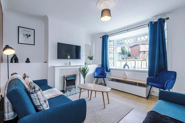The spacious living space benefits from 2 sofa beds, a 40-inch smart TV and plenty of space to sit down and relax.