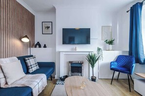 The spacious living space benefits from 2 sofa beds, a 40-inch smart TV and plenty of space to sit down and relax.