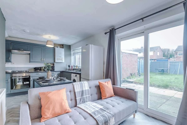 The spacious living space benefits from a sofa bed, a 40-inch smart TV, and plenty of space to sit down and relax.