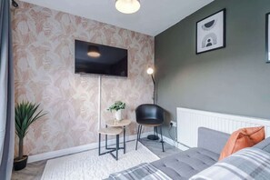 The spacious living space benefits from a sofa bed, a 40-inch smart TV, and plenty of space to sit down and relax.