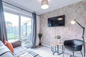 The spacious living space benefits from a sofa bed, a 40-inch smart TV, and plenty of space to sit down and relax.