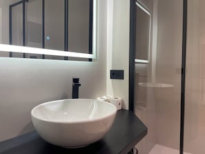 Fully equipped bathroom (1)