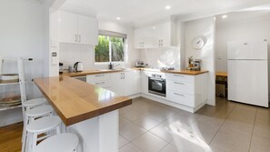 Fully equipped modern kitchen with breakfast bar