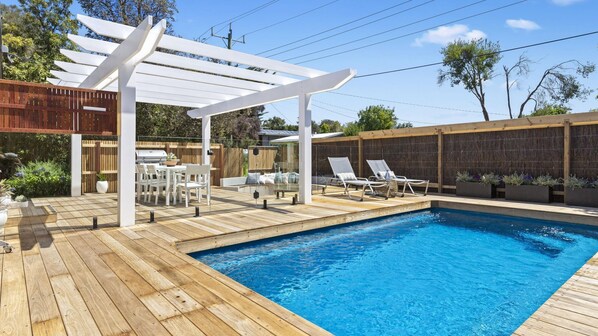 Heated pool (Seasonal) outdoor dining area