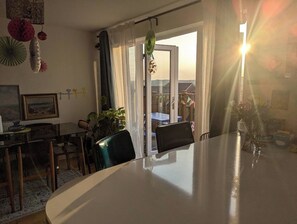 Bright mornings and warm evenings—enjoy your meals with a view
