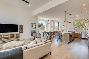 Living Room | Free WiFi | Central Heating & A/C | Smart TV