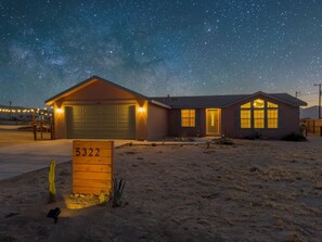 As night falls, our desert oasis transforms under a blanket of endless stars into a mystical stargazing retreat. The crisp evening air and the vast, open sky set the perfect stage for stargazing or simply soaking in the tranquility of Joshua Tree’s enchanting nights.