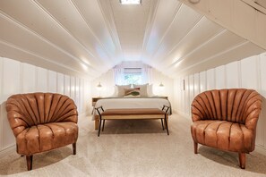 Attic bedroom | vintage furnishings