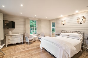 Blue Ridge Room - Overlooking the Meadow and Woodlands