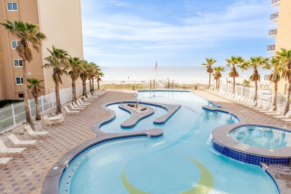 Big outdoor pool/Lazy river