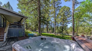 Wonderful hot tub perfect year round.