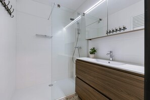 Modern cozy bathroom