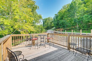 Deck | 2-Story Home