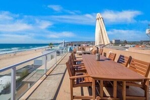 Cheers to the good life from your rooftop paradise! Outdoor dining, BBQ, and lounge furniture all with the perfect view!