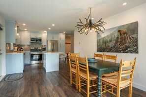 Dining and kitchen area: Seats 6
