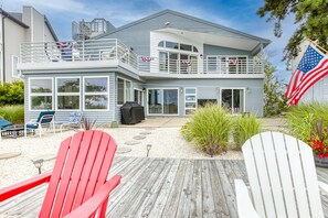 Brand new outdoor furniture, 2 fire pits, corn hole, grill with an amazing view!