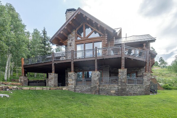 1.0-slopeside-chateau-telluride-exterior-back2