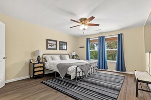 Main bedroom with ensuite bath