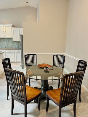 Dining room with 6 chairs