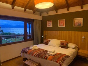 Mountain view,Bed,Bedroom,View(from property / room),City view,Lake view