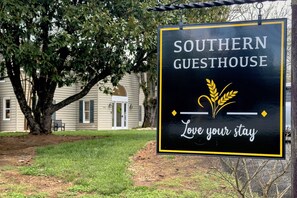 Southern Guesthouse: 3 private guest suites during the week