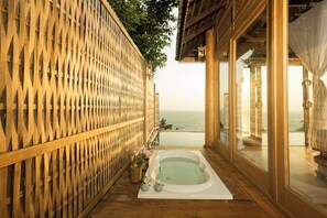 Outdoor spa tub