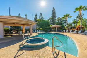 Heated saltwater pool & hot tub. 2 high end Weber grills, with sinks and tools 