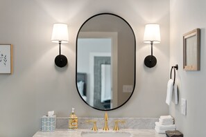 Ensuite, Full Bathroom, Shower/Tub Combo with Glass Doors