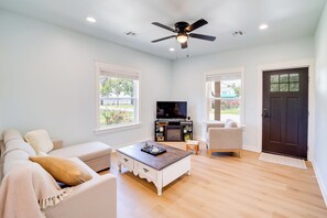 Living Room | Free WiFi | Smart TVs | Electric Fireplace | Full Sleeper Sofa