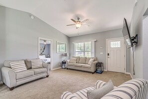 Living Room | Queen Sleeper Sofa | Smart TV | Free WiFi | Single-Story Home