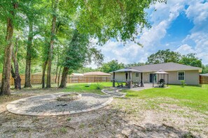Fenced-In Backyard | Fire Pit | Walk to Rainbow River