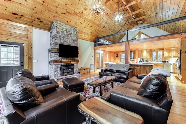 Waynesville Vacation Rental | 4BR | 3BA | 1 Step Required | 3,400 Sq Ft