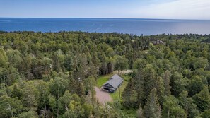 2 Minute drive to the local park with access to Lake Superior's shore