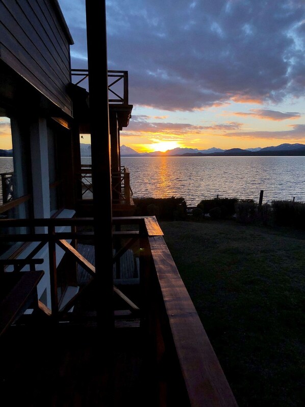 Mountain view,Balcony / Terrace,View(from property / room),Lake view