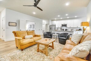 Living Room | Free WiFi | Central A/C & Heat