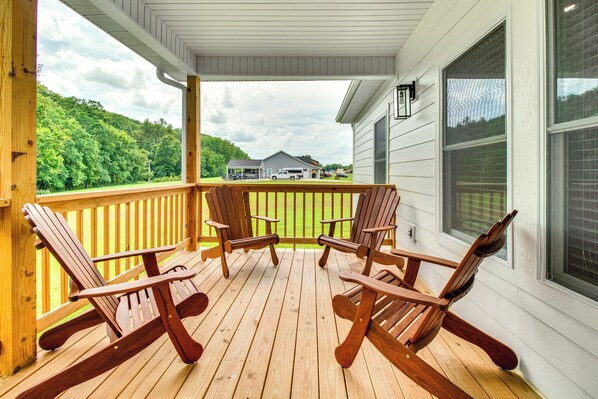 Flippin Vacation Rental | 3BR | 2BA | 1,800 Sq Ft | 2 Steps Required