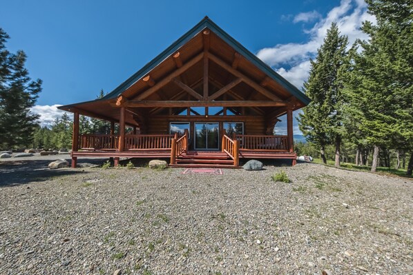 Welcome to Maggie's Cabin, your cozy mountain retreat