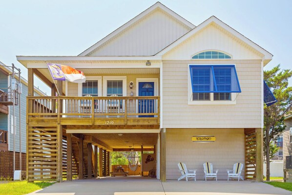 Make your way down to Sea-Cryst for a cute, oceanside retreat just a 3-minute walk from the East Martin Street Beach Access.
