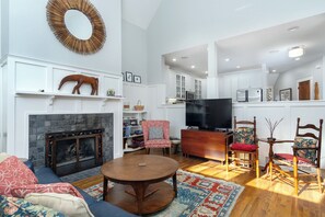 Living room with a Smart TV for streaming. Note: The gas log fireplace is NOT usable.