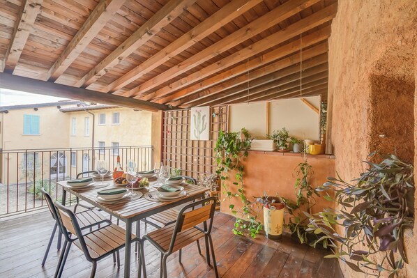 Outdoor dining