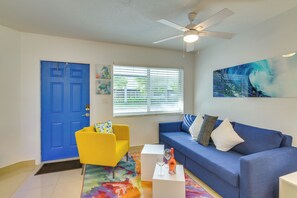 Living Room | Smart TV | Free WiFi | Central A/C | Queen Sleeper Sofa