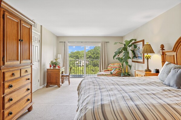 Embrace the charm of Ketch Court 891, a cozy, pet-friendly villa situated in the heart of Harbour Town at Sea Pines.