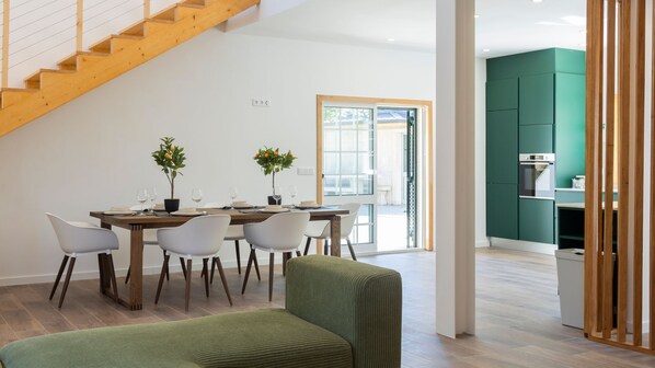 Bright and modern dining area with a fully equipped kitchen. Perfect for meals with family or friends. #ModernLiving #CozyDining
