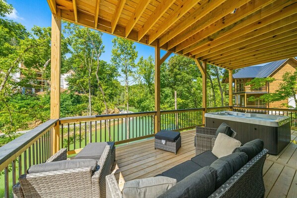 Outdoor spa tub