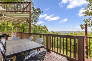 Outdoor dining area w/ fantastic views 