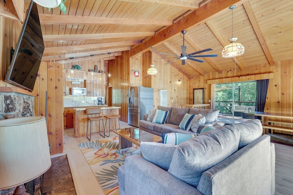 Oakhurst Vacation Rental | 2BR | 2BA | 1,114 Sq Ft | Stairs Required