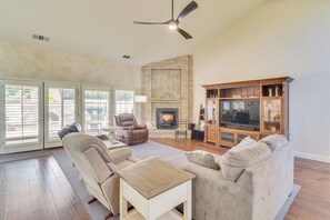 Living Room | Pellet Stove | Smart TV | Free WiFi
