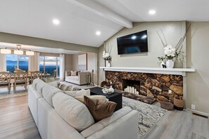 Home Decor, Furniture, Indoors, Living Room, Table