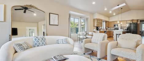 Home Decor, Furniture, Indoors, Living Room, Couch