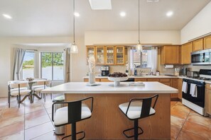 Indoors, Kitchen, Microwave, Dining Room, Dining Table